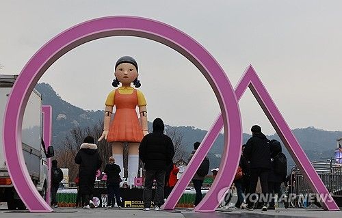 광화문광장에 등장한 오징어게임 영희