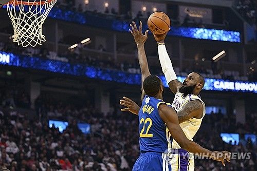 르브론 제임스(오른쪽)의 슛