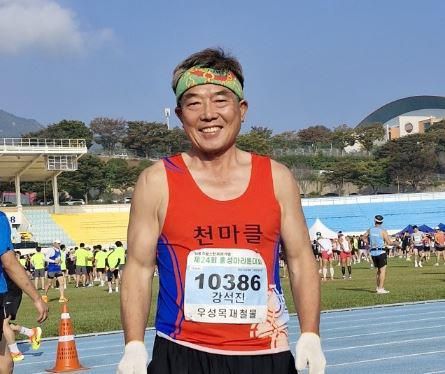 (서울=연합뉴스) 수해 복구작업 봉사활동 중 갑자기 쓰러진 60대가 마지막 순간에도 뇌사 장기기증으로 3명의 생명을 살리고 세상을 떠났다. 한국장기조직기증원은 지난달 20일 을지대학교병원에서 강석진(67) 씨가 뇌사 상태에서 간고 좌우 신장을 각각 3명에게 기증하고 숨졌다고 26일 밝혔다. 2024.12.26. [한국장기조직기증원 제공. 재판매 및 DB 금지]