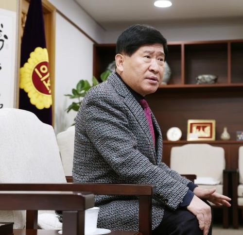 연합뉴스와 인터뷰하는 홍성현 충남도의회 의장