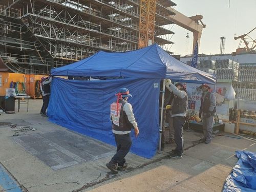 한화오션 사내 선각삼거리에 천막을 설치하는 하청노동자