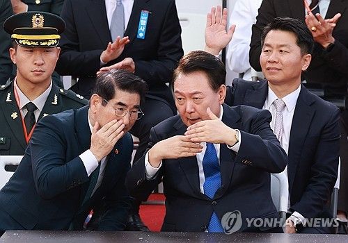 국방장관과 대화하는 윤석열 대통령