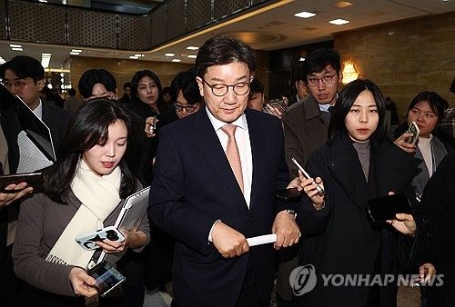 의원총회 마친 권성동 원내대표