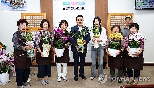 김시성 강원자치도의장, 취임 축하화분 기부