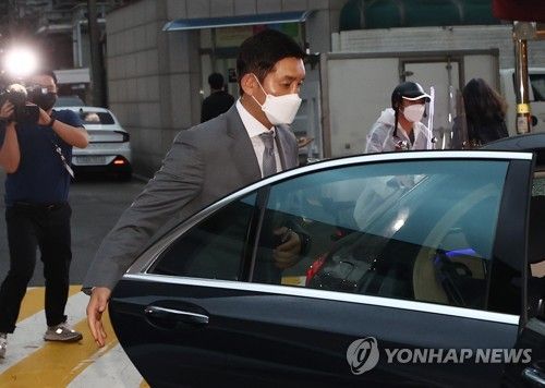 법원 나서는 김봉현