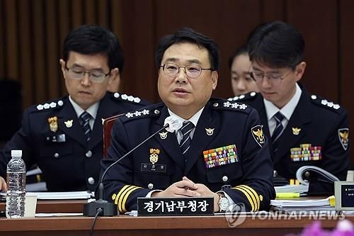 답변하는 김준영 경기남부청장 (수원=연합뉴스) 권준우 기자 = 14일 오후 경기도 수원시 장안구 경기남부경찰청에서 열린 국회 행정안전위원회의 경기남ㆍ북부경찰청에 대한 국정감사에서 김준영 경기남부청장이 질의에 답하고 있다. 2024.10.14 stop@yna.co.kr