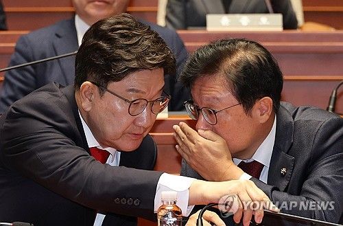 권성동 대표 권한대행과 박형수 원내수석부대표 