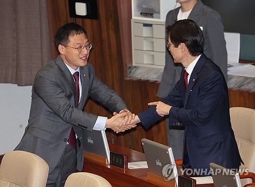 악수하며 대화 나누는 조경태-김상욱 의원