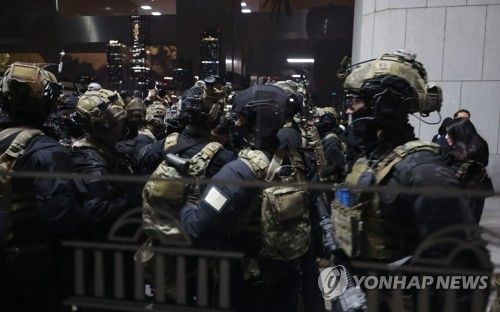 국회 진입 준비하는 군인들