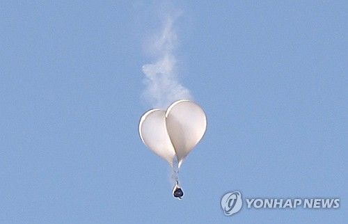 서울 상공에 떠 있는 북한 쓰레기 풍선