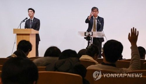 질문 받는 김 전 국방부 장관 변호인단