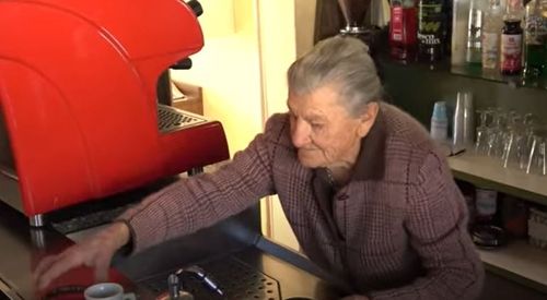 커피를 서빙하는 이탈리아 최고령 바리스타 안나 포시