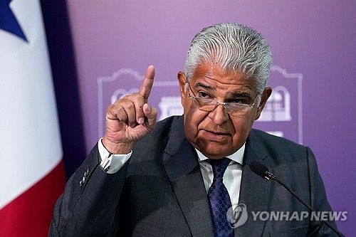 기자회견하는 파나마 대통령