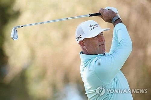 스튜어트 싱크의 아이언샷.