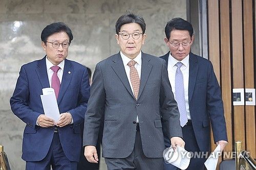 원내대책회의 참석하는 권성동 권한대행