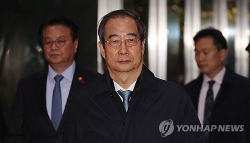 정부서울청사 나서는 한덕수 총리