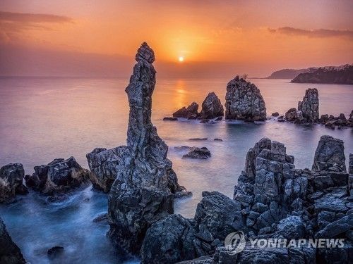 동해 추암 촛대바위의 아침