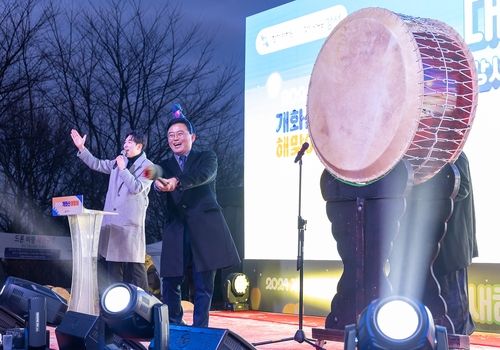 2024년 해맞이 행사에서 대북을 치는 진교훈 강서구청장