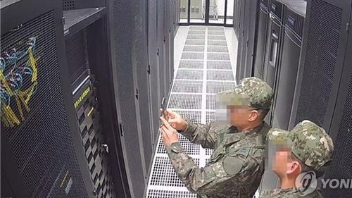 CCTV에 기록된 계엄군의 선관위 시스템서버 촬영 모습