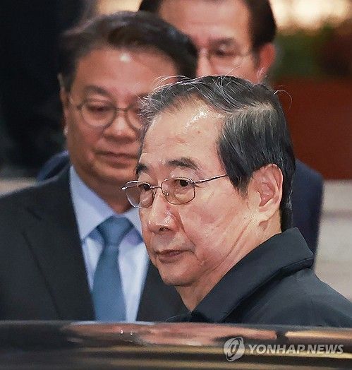 권한정지 후 청사 떠나는 한덕수 국무총리