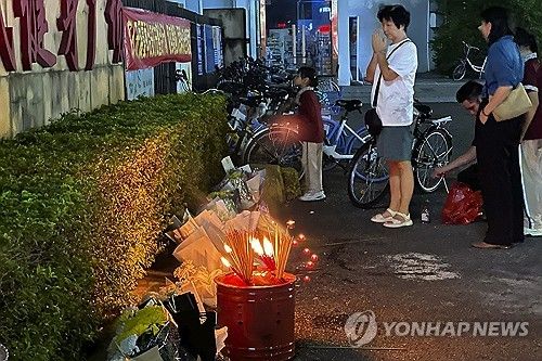 중국 주하이시 체육센터 차량돌진 사건 현장서 희생자 추모하는 시민들