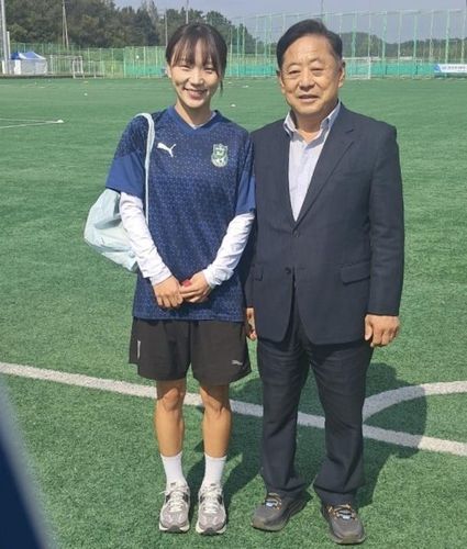 여자축구 선수 장슬기(왼쪽)와 포즈 취한 김용주 후보