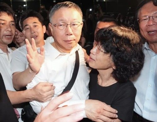 보석으로 풀려난 커원저 민중당 주석(왼쪽)