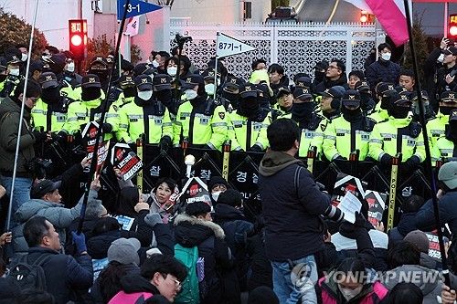 대통령 관저 앞에서 구호 외치는 민주노총·윤석열 퇴진비상행동