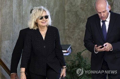 갈리 바하라브-미아라 이스라엘 검찰총장(왼쪽)