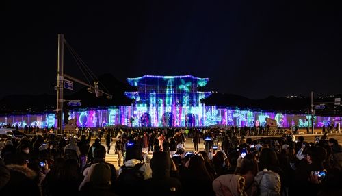 빛축제 '서울라이트 광화문'을 관람하는 시민들