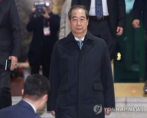 정부서울청사 나서는 한덕수 국무총리