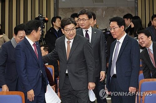 비상의원총회 참석하는 권성동 대표 권한대행