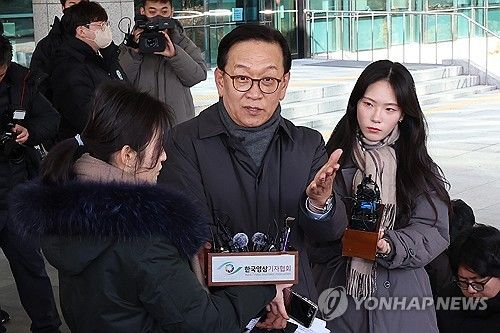 취재진 질문에 답하는 석동현 변호사