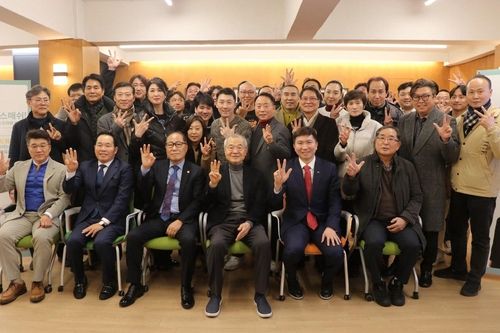 유승민 체육회장 후보 캠프 개소식 장면. 앞줄 오른쪽에서 2번째가 유승민 후보.