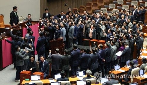 우원식 의장에게 항의하는 국민의힘