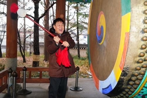2024년 인왕산 해맞이 축제에서 북을 치는 정문헌 종로구청장