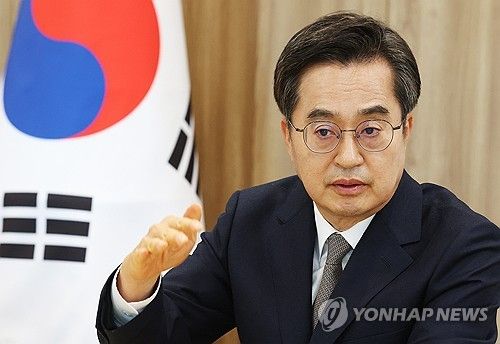 질문에 답하는 김동연 경기도지사