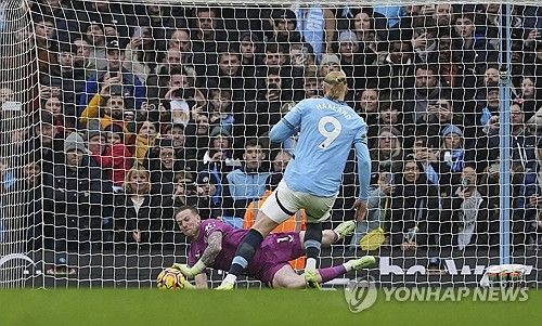 홀란의 페널티킥이 막히는 순간.