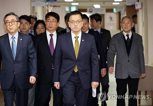 브리핑장 향하는 국무위원들