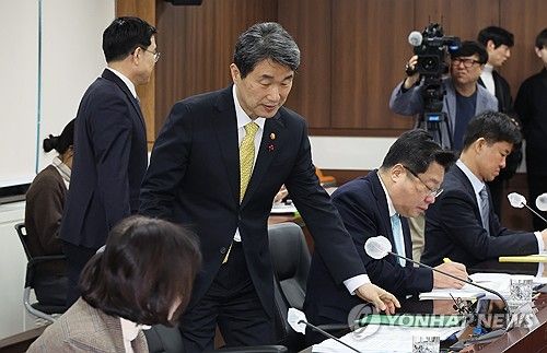 회의에 참석하는 이주호 부총리