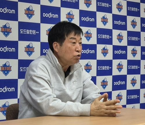 인터뷰하는 김호철 IBK기업은행 감독