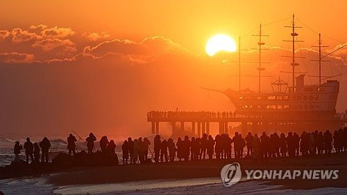 장엄하게 솟아오르는 붉은 해