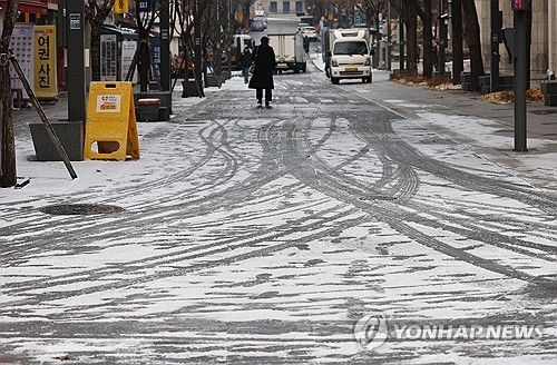 눈 쌓인 도로, 걸음은 '엉금엉금'