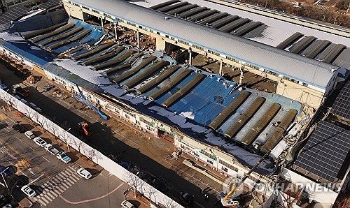 폭설로 무너진 안양농수산물도매시장 지붕