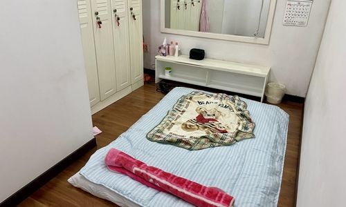 목욕탕 한쪽에 마련된 이부자리