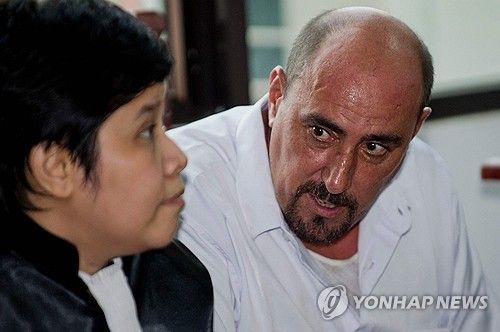 프랑스인 마약 사범 세르주 아틀라우이(오른쪽)