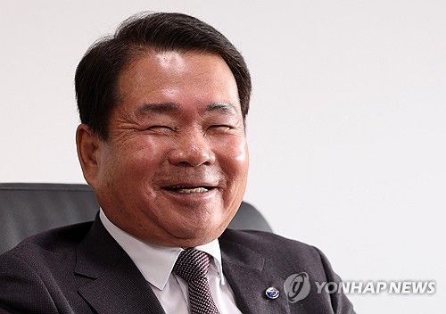 밝게 웃는 신경호 강원교육감