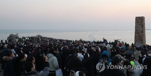 간절곶 일출 기다리는 해맞이객들