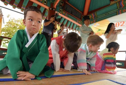 추석 명절 예절교육 받는 고려인 동포 아이들