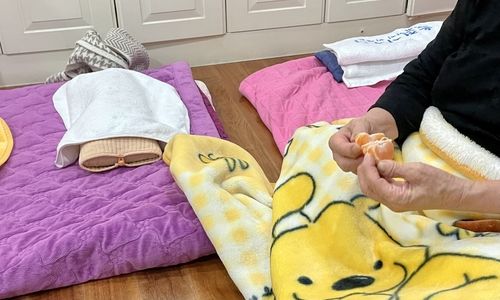 귤 나눠 먹는 쪽방촌 주민들